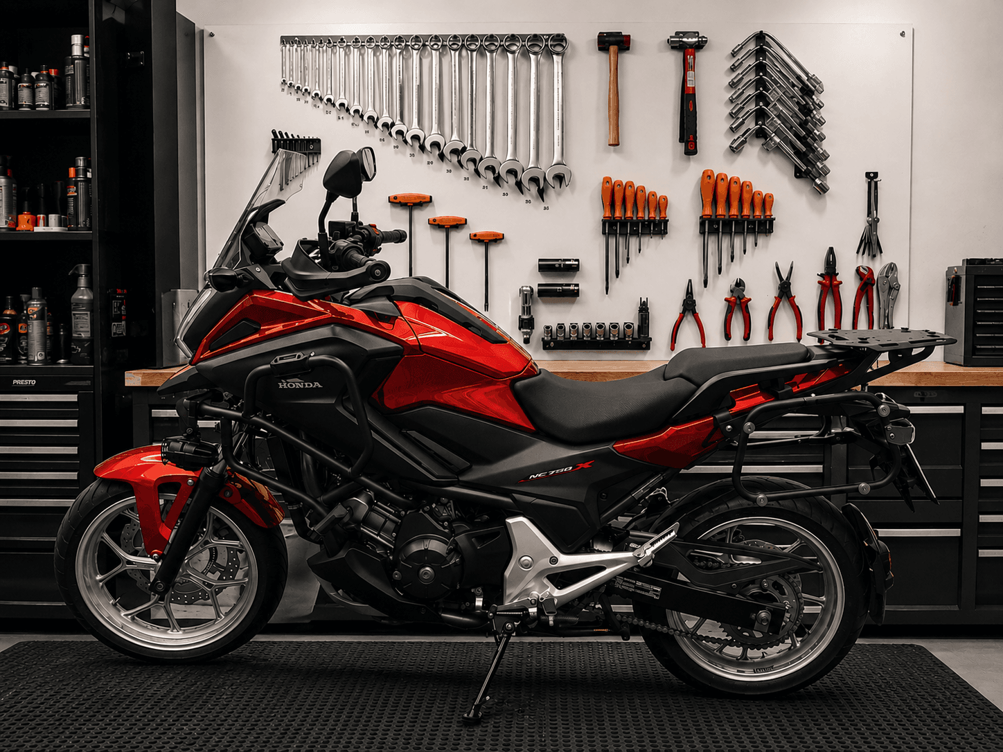 Motocicleta diante de painel com ferramentas especiais